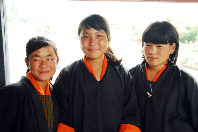 Schoolgirls, Paro Bridge